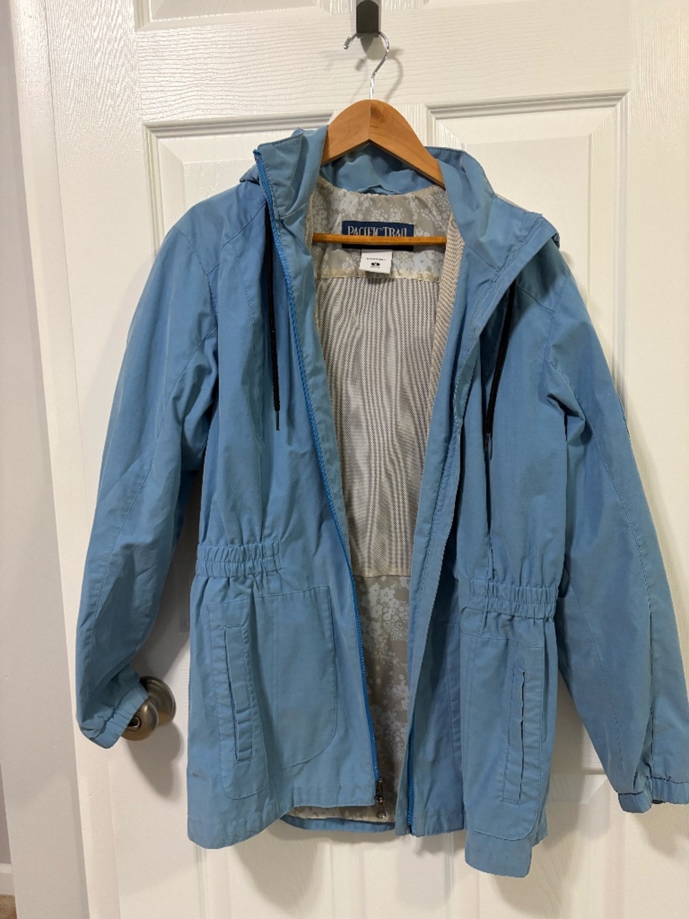 Hooded rain jacket